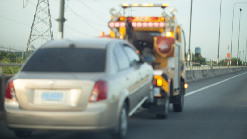 Parkkralle am Hinterrad eines falsch geparkten Autos in