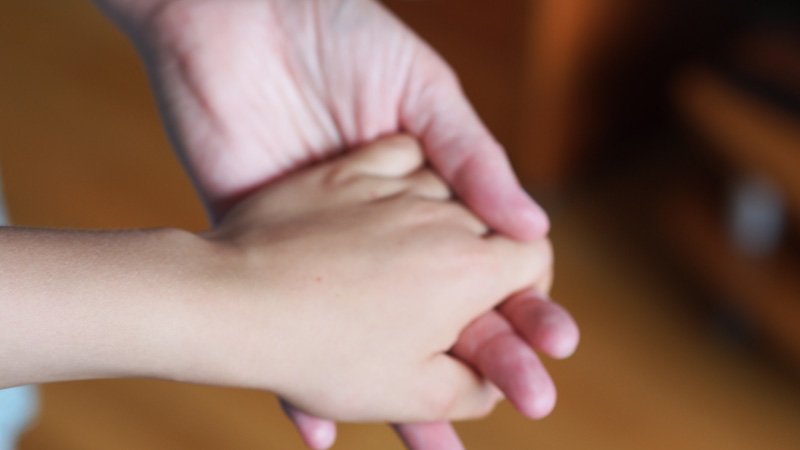 Adoption: Welche Regeln gelten? Kind,Erwachsener,Hände