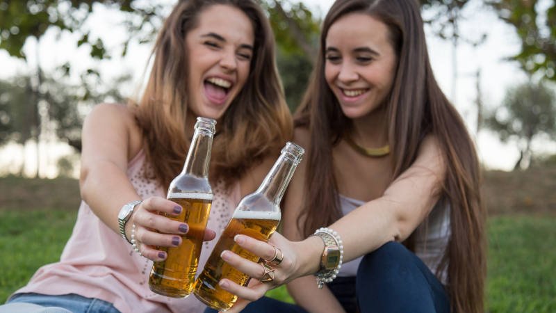 Jugendliche trinken Alkohol im Park Jugendliche,Mädchen,Bier,Alkohol,Park
