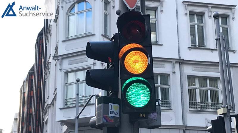 Gelbphase: Anhalten oder nicht? Gelbphase,Gelblichtverstoß,Ampel,Mithaftung,Unfall