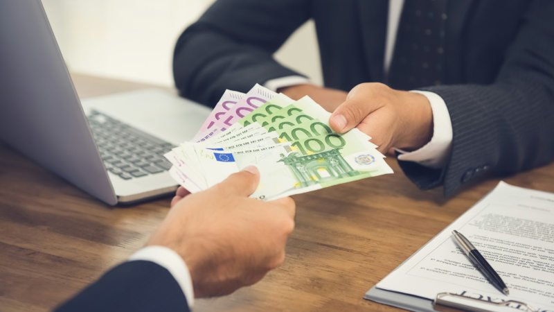 Chef übergibt Arbeitnehmer Bargeld Arbeitgeber,Chef,Arbeitnehmer,Bargeld,Übergabe