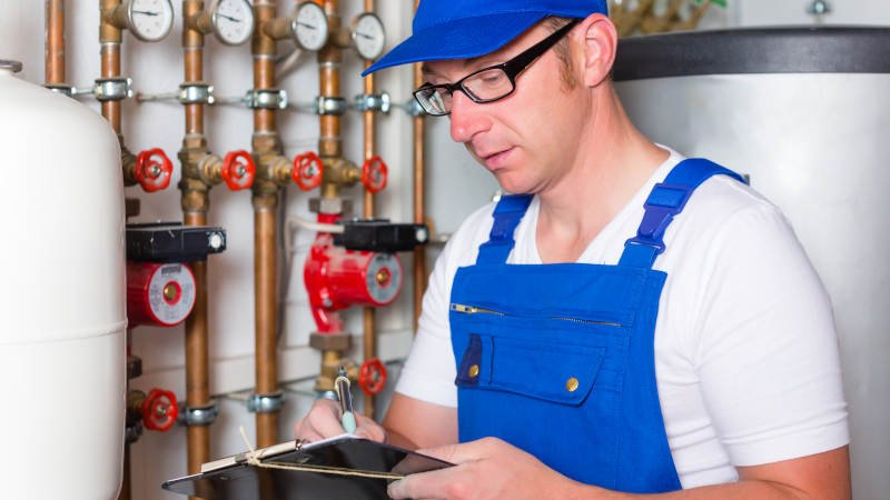 Monteur, der eine Anlage kontrolliert Monteur,Anlage,Kontrolle