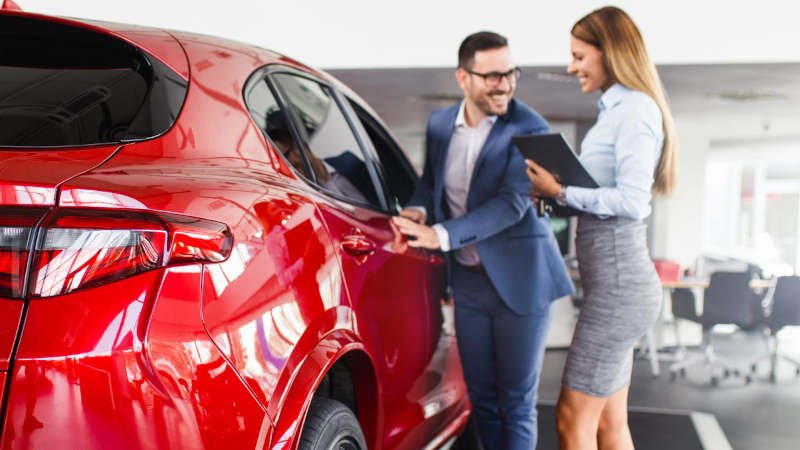 Auto hat nicht die bestellte Farbe neues,Auto,Käufer,Verkäuferin,Übergabe