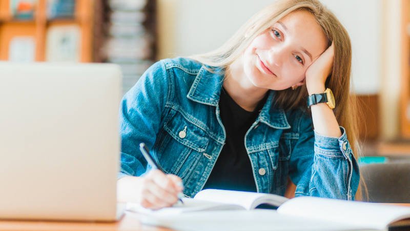 BAföG,Studentin,Universität,Bibliothek