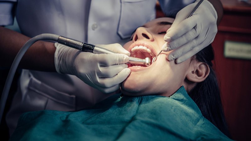 Patientin wird von Zahnarzt behandelt Zahnarzt,Behandlung,Bohrer,Patient