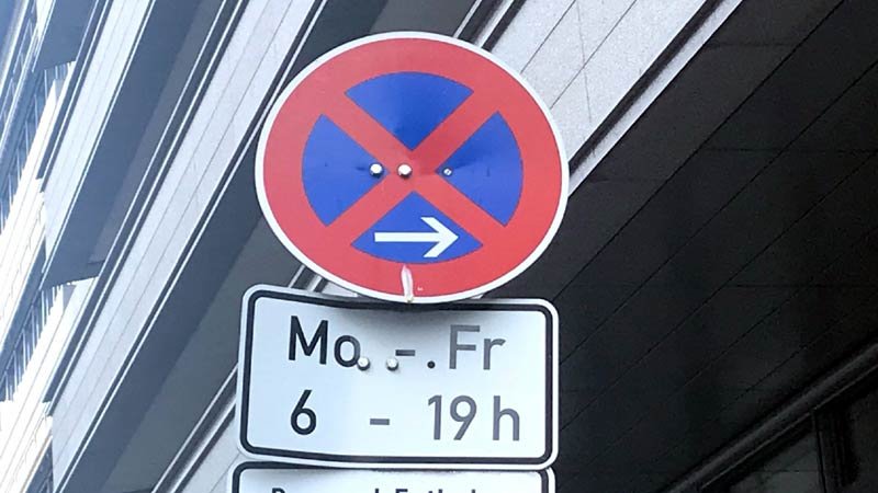 Zeitarbeitnehmer dürfen keine Strafzettel verteilen. Parkverbotsschild,Straße