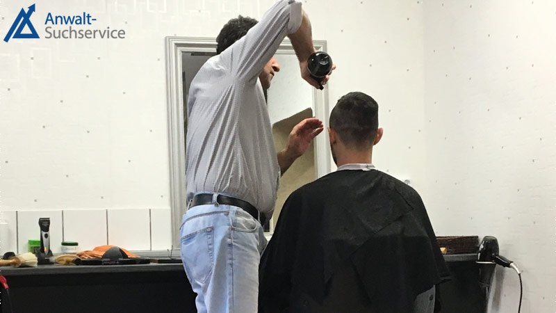 Corona-Regeln: Friseure dürfen wieder arbeiten. Friseur,Kunde