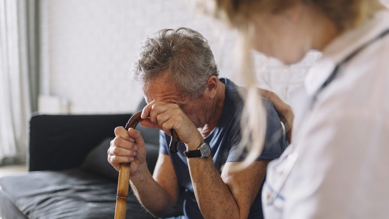 Preiserhöhung im Pflegeheim: Was dürfen Heimbetreiber? Mann,Pflegerin