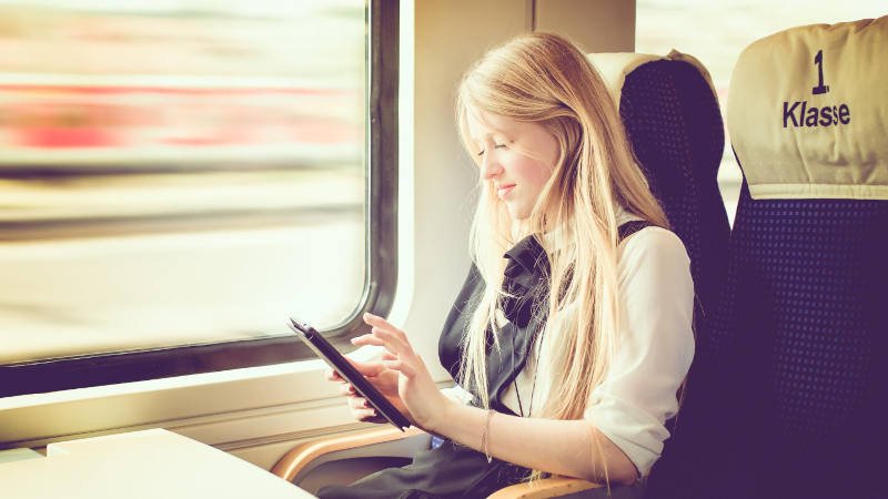 Zug,Bahn,fahren, 1. Klasse,junge,Frau