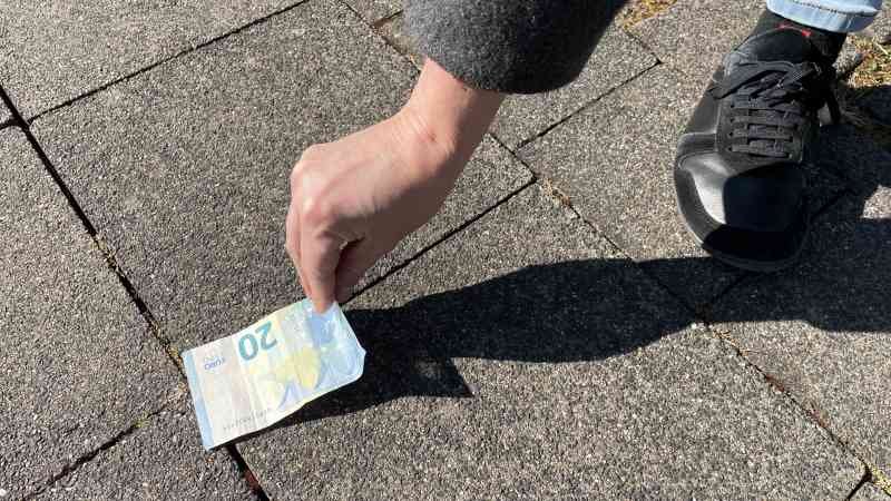 Gehweg,Straße,20 Euro,Hand,aufheben