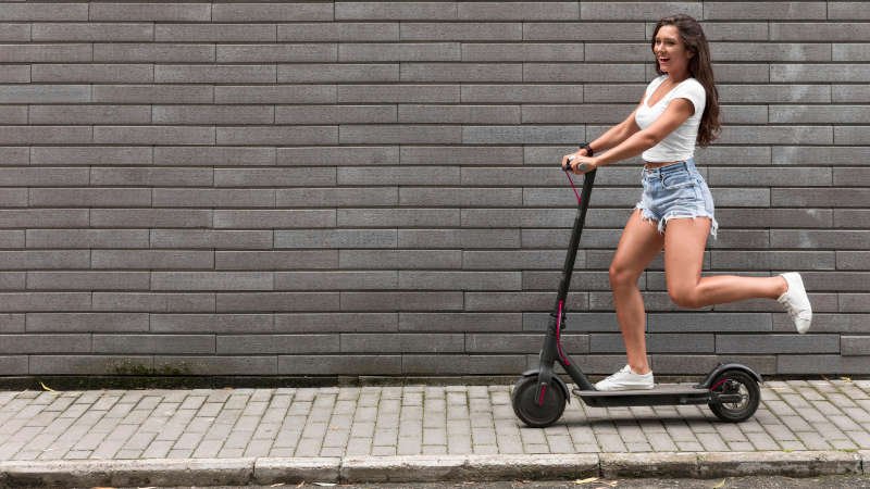 E-Scooter,Gehweg,Bürgersteig,junge,Frau