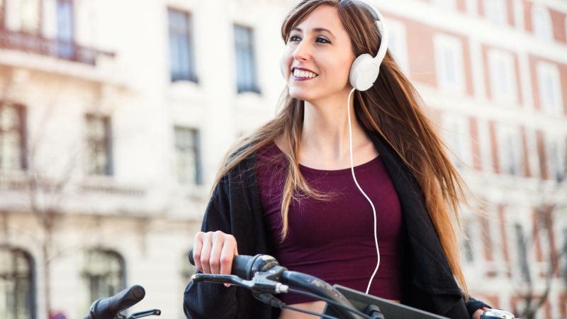 Frau,Fahrrad,Kopfhörer,Musik,hören