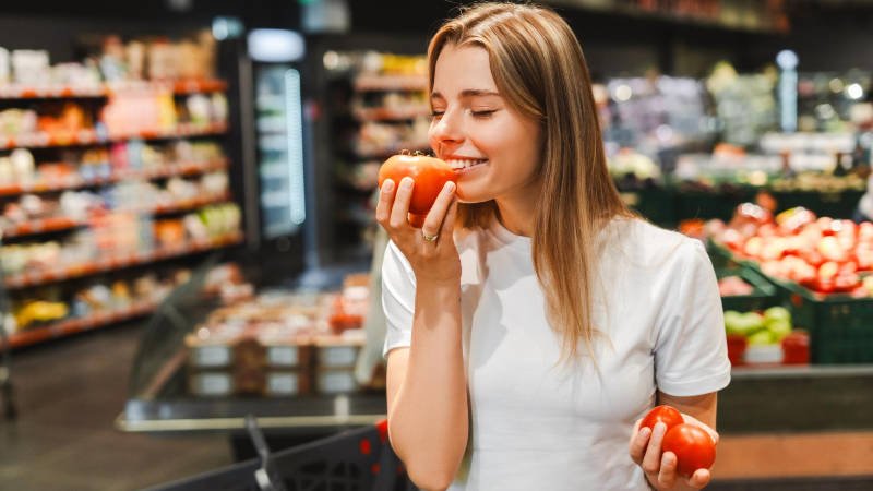Frau,Supermarkt,Apfel,probieren,testen