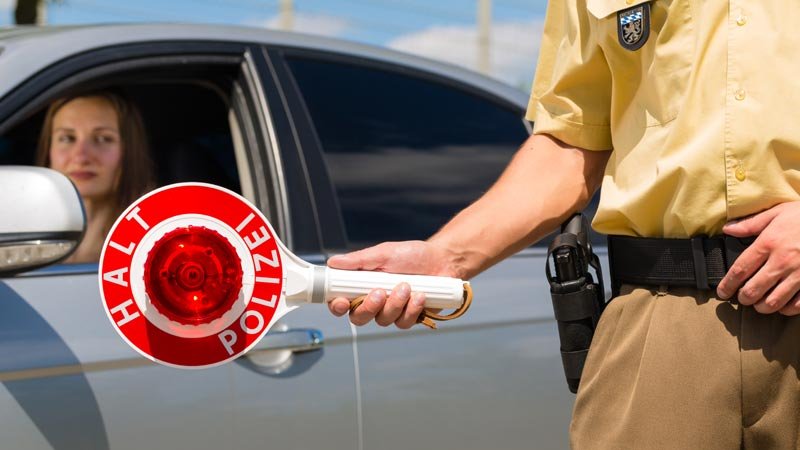 Autofahrerin,Polizist