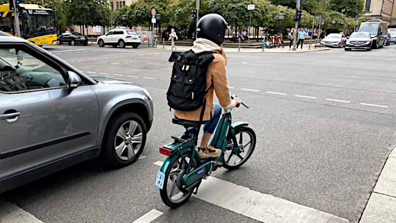 Per Mofa zur Arbeit trotz Fahrverbot - geht das? Mofa,Straße,Kreuzung,Fahrverbot,Führerschein,MPU