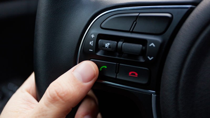 Kann ein Gebrauchtwagenkäufer wegen fehlender Freisprecheinrichtung vom Kaufvertrag zurücktreten? Auto,Lenkrad,Freisprecheinrichtung,Hand