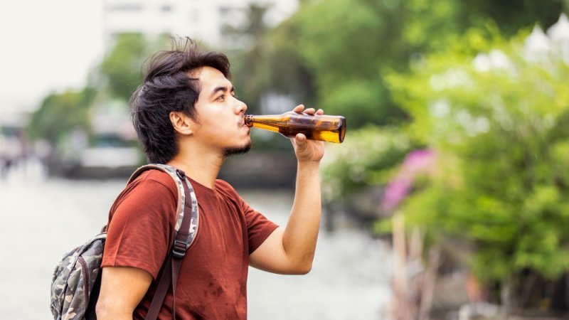 Biertrinkender Fußgänger