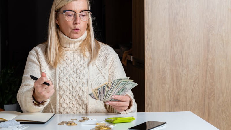 Erbt der überlebende Ehegatte allein? Erbin,Frau,Geld,rechnet
