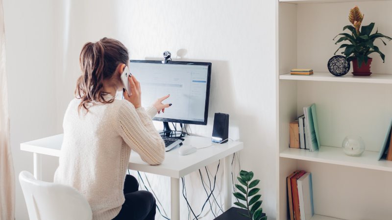 Frau,Schreibtisch,Computer,Telefon,Homeoffice