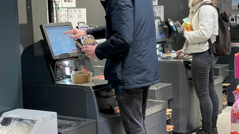 Im Supermarkt: Kann man sich an der Selbstbedienungskasse strafbar machen? Selbstbedienungskasse,Supermarkt,Tricks,Diebstahl,Strafe