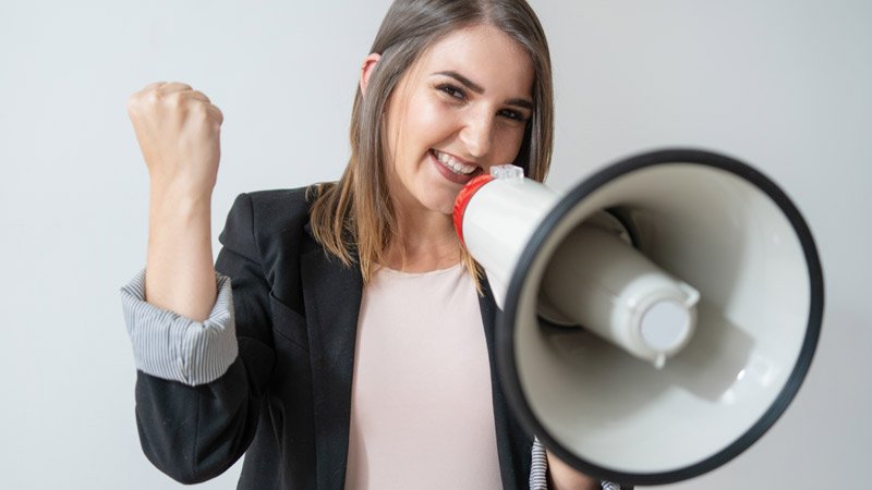 Kanzleimarketing: Was Anwälte wissen müssen Frau,Megaphone