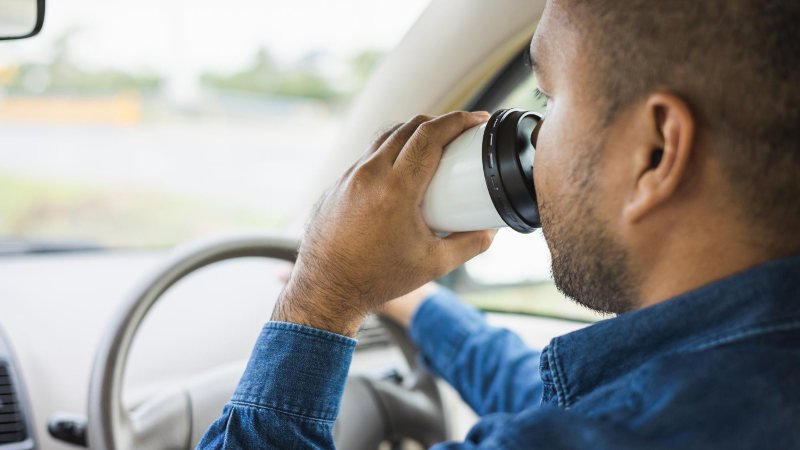 Kaffeekanne unter Bremspedal - wer haftet? Fahrer,trinkt,Kaffee