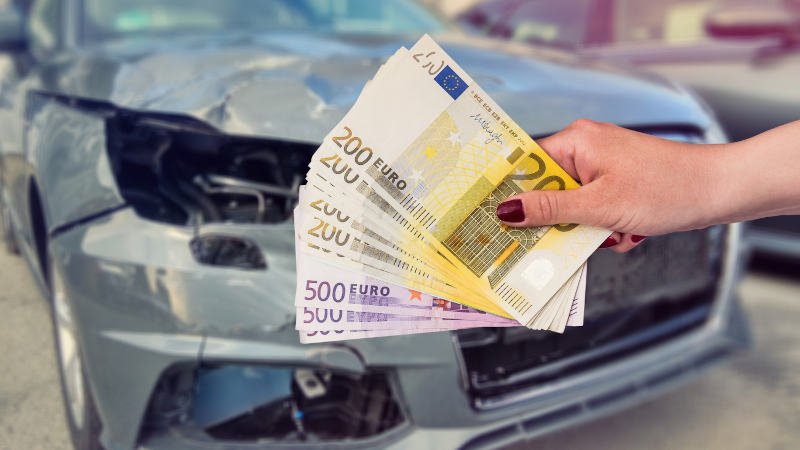 Unfallauto,Hand mit Geldscheinen