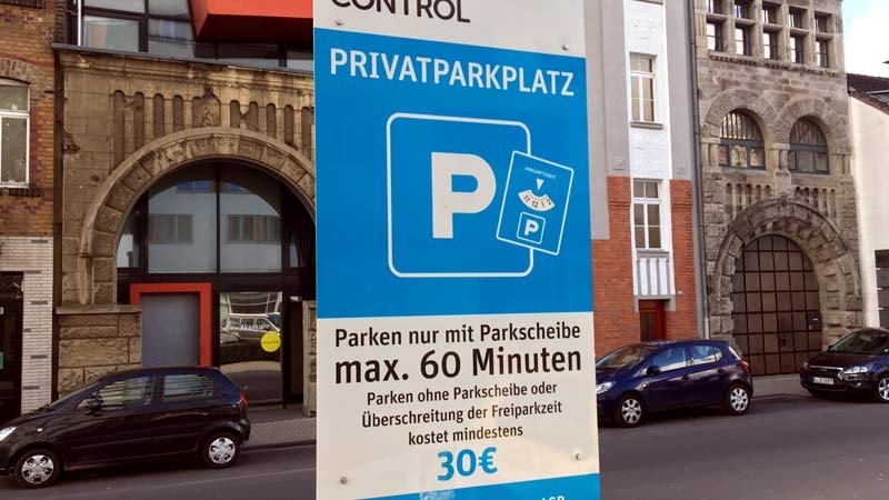 Zu lange geparkt? Knöllchen vorprogrammiert. Parkplatzschild,Supermarktparkplatz,Knöllchen
