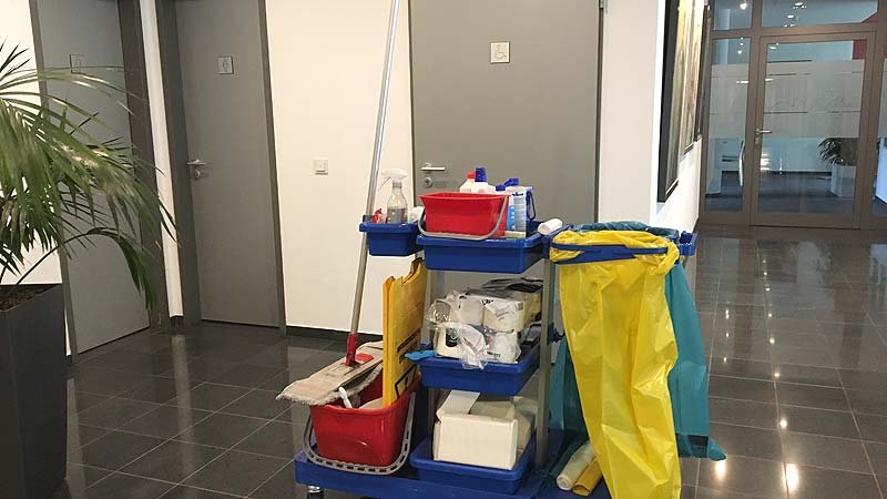 Ohne Minijobber würden viele Betriebe nicht funktionieren. Büro,Putzmittel,Minijob,kurzfristige Tätigkeit