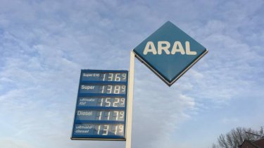 Müllauto gegen Tankstellenmast: Benzinpreise am Boden