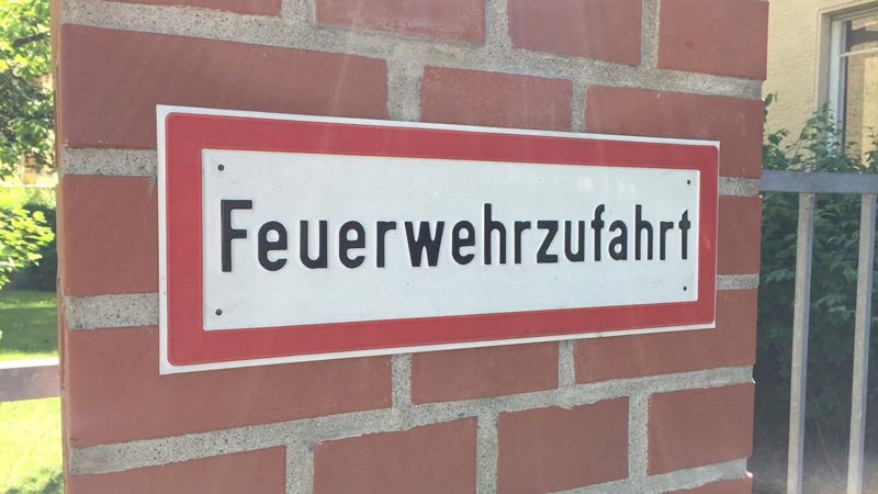 Halten und Parken: Was gilt beim Schild „Feuerwehrzufahrt“?