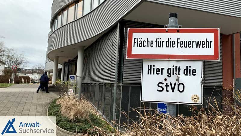 Hier gilt die StVO,Schild,Parklpatz,Parkhaus,Tiefgarage