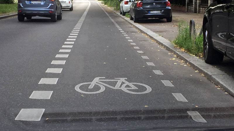 Schutzstreifen,geparkte Autos 