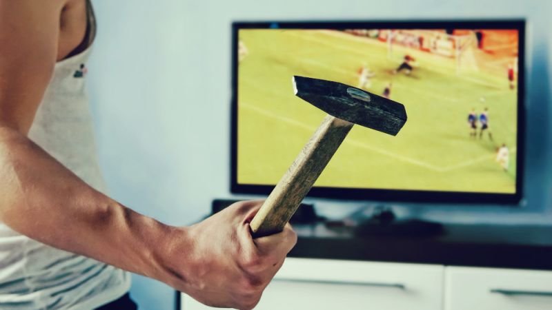 Mann mit Hammer zerstört Fernseher