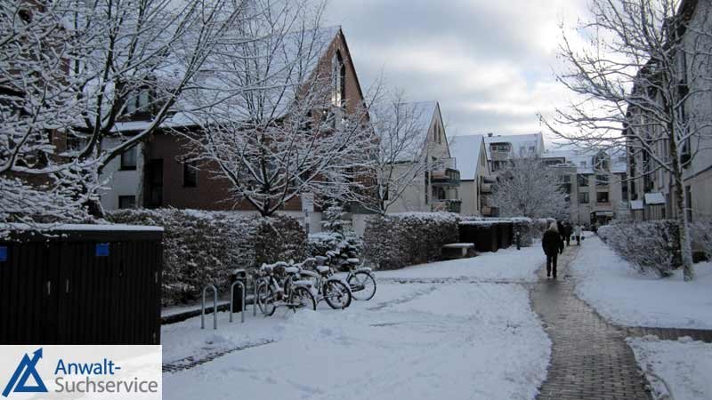 Geräumter Fußweg,Mietshäuser