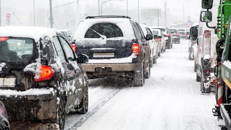 Schnee und Eisglätte sorgen schnell für Zuspätkommen. Schnee,Glätte,Autos,Straße,Stau