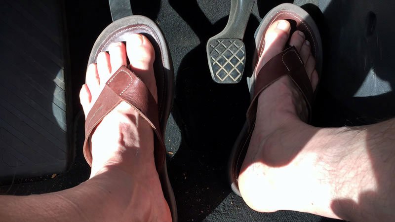 Ist Autofahren barfuß, mit Flip-Flops oder High-Heels erlaubt?