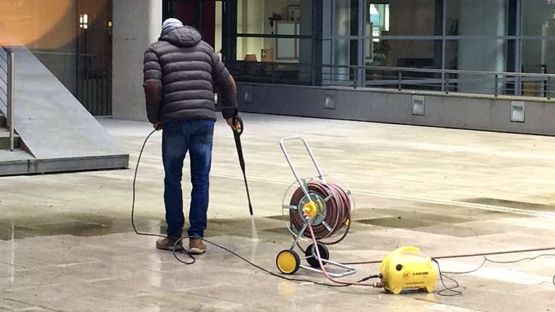 Schwarzarbeit kann teuer werden und zu empfindlichen Strafen führen. Schwarzarbeit,Nachbarschaftshilfe,Selbsthilfe,Lohnsteuer,Zoll