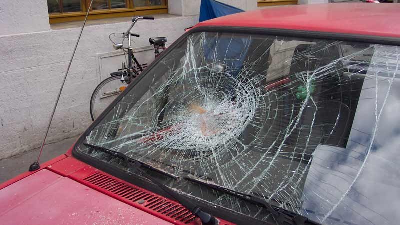 LKW verliert Ladung: Stein zerstört Windschutzscheibe