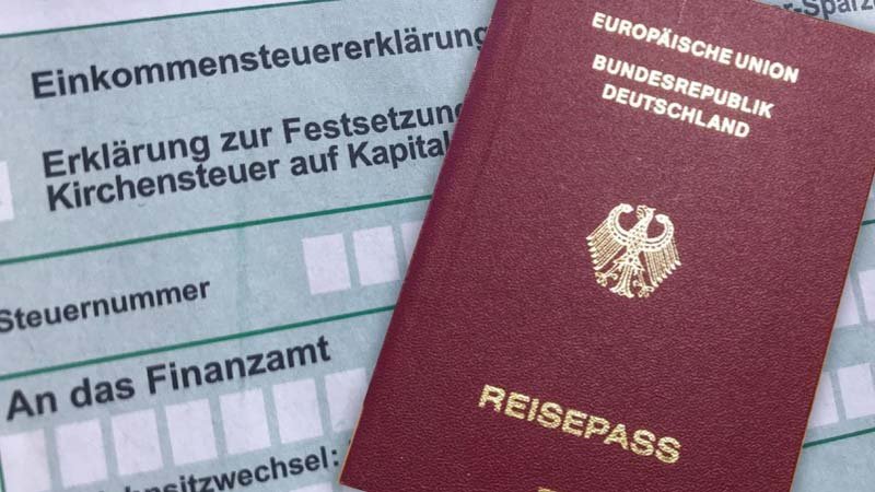 Reisepass und Steuererklärung Reisepass,Steuererklärung,Steuerschulden