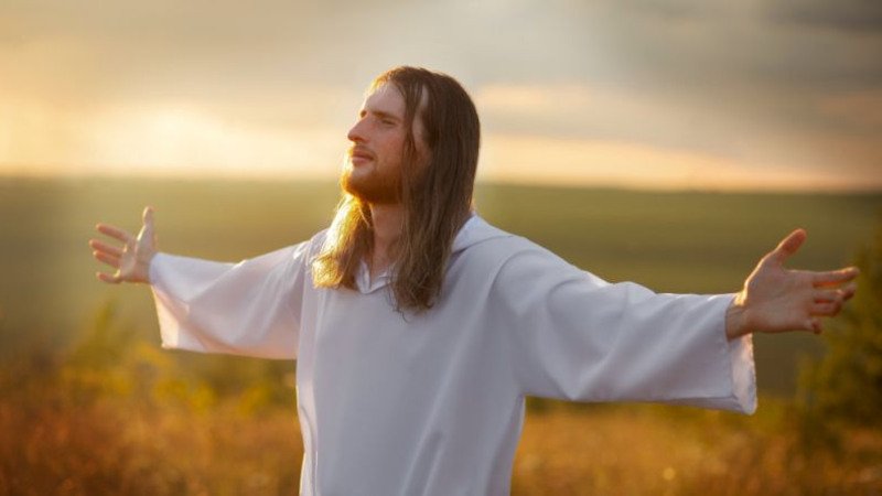 Mann mit langen Haaren auf Feld