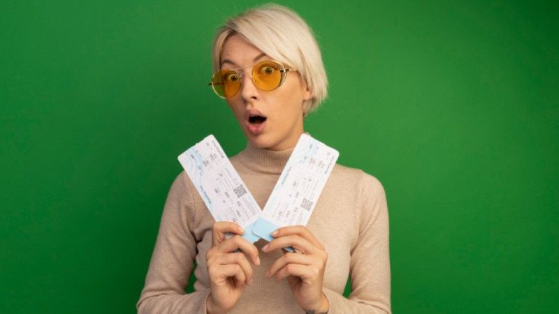 Frau mit Tickets Eintrittskarte,Weiterverkauf,Ticket,AGB