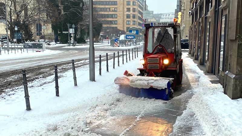 Winterdienst: So reagieren Sie richtig auf Räumfahrzeuge