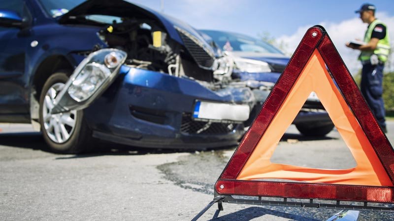 Ein Unfall auf einer Probefahrt kann teuer werden. Auto,Verkehrsunfall,Warndreieck,Polizist