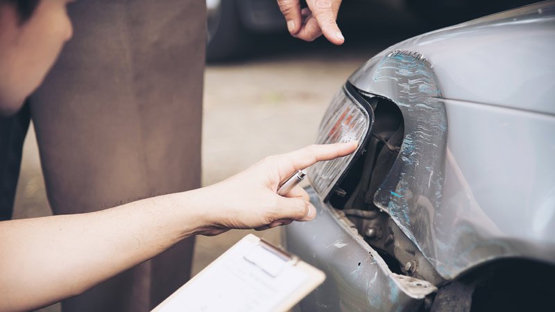 Unfall beim Rückwärtsfahren: Wer ist schuld, wer haftet?