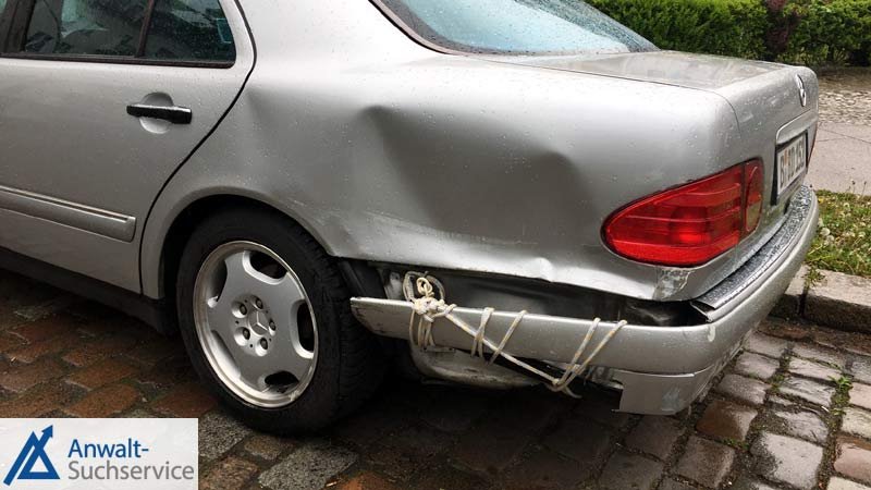 Unfall beim Rückwärtsfahren: Wer ist schuld, wer haftet?