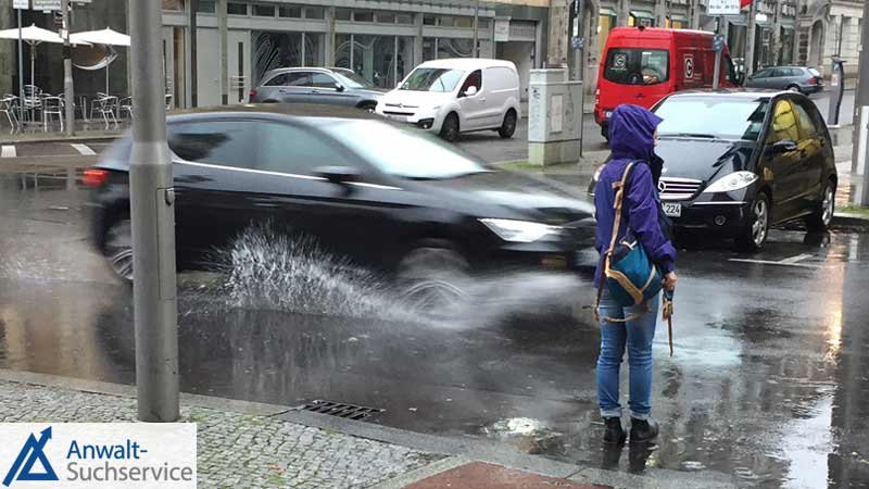 Nässe,Regen,Pfützen,Fußgänger,Auto,Straße
