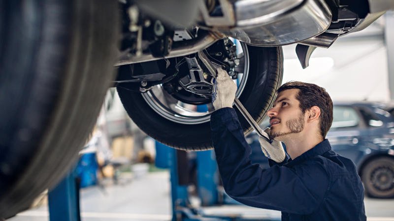 Auto,Werkstatt,Reparatur,Schaden,Radaufhängung