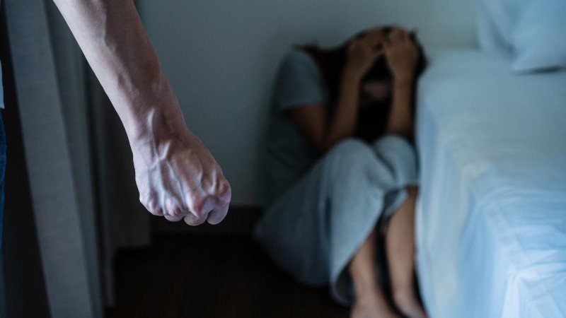 Mann wendet Gewalt gegen Frau an Mann,Frau,Gewalt