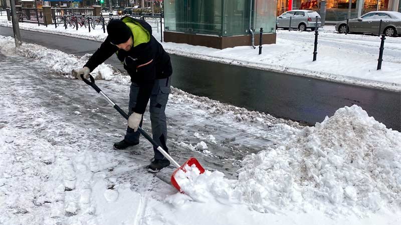 Schneeräumen: Wer muss sich um die weiße Pracht kümmern? Schneeschieben,Gehweg,Mann,Winter,Schneeräumen